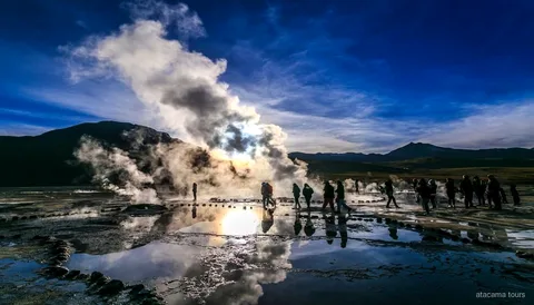 Excursion aux geysers del Tatio, colonnes de vapeur au lever du soleil dans les hauts plateaux de l'Atacama