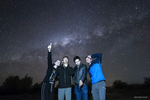 Stargazing tour in San Pedro de Atacama, gids richt een telescoop op de Melkweg