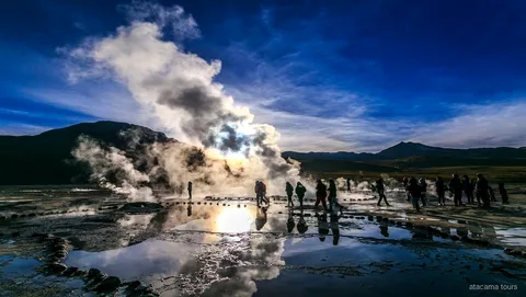 Tour a los géiseres del Tatio, columnas de vapor al amanecer en el altiplano de Atacama
